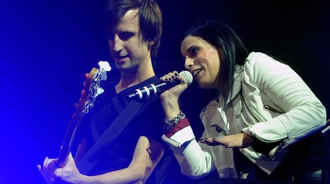 Stefanie Kloß und Bassist Johannes Stolle, hier beim Tourauftakt in Leipzig. FOTO: DPA