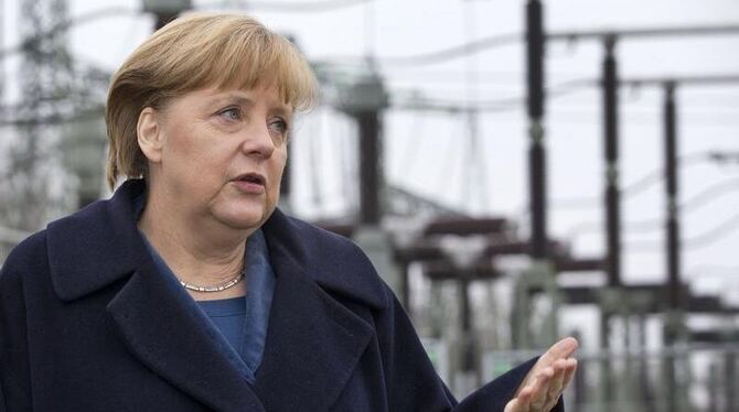 Bundeskanzlerin Merkel bei der Inbetriebnahme der neuen Ost-West-Starkstromleitung im Umspannwerk Görries. Die 380-Kilovolt-T