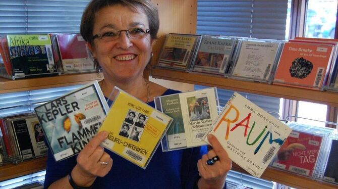 Hedwig Haiber-Althaus, Leiterin der Metzinger Stadtbibliothek am Kelternplatz, mit einigen ihrer Hörbuch-Favoriten, die sie als