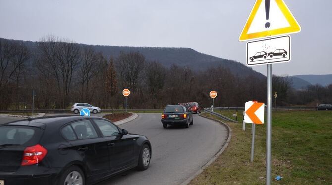 Das Unfallrisiko soll abnehmen: An der Hortense-Kreuzung der B 312 wird eine »Lückenampel« installiert, die das Abbiegen erleichtern soll. 	GEA-FOTO: BARAL