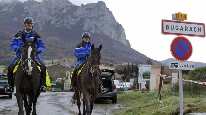 Berittene Polizisten blockieren in Bugarach den Zugang zum Gipfel. Foto: Guillaume Horcajuelo 