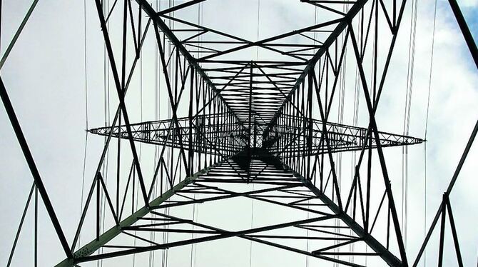 Blick von unten auf einen Hochspannungsmasten. Beim Stromverbrauch in öffentlichen Gebäuden sehen der AKE wie auch die Stadtwerk