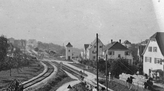 Vor dem Sackbahnhof trafen sich die Bahngleise von Reutlingen und Gönningen. Die alte Aufnahme im Gomaringer Heimatbuch stammt aus dem Jahr 1930.  FOTO: PR