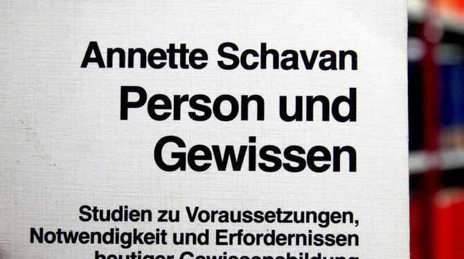 Die Dissertation von Bundesbildungsministerin Annette Schavan (CDU). Foto: Daniel Naupold