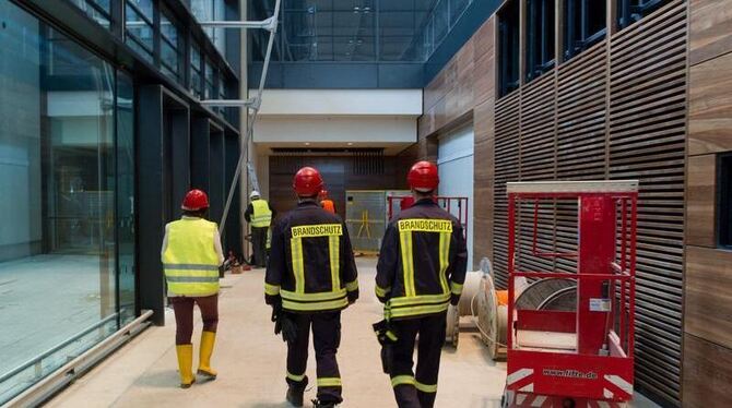 Dauerbaustelle: Feuerwehrmänner überprüfen im neuen Hauptstadtflughafen Berlin Brandenburg den Brandschutz. Foto: Patrick Ple