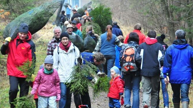 Noch größere Scharen als in der Vergangenheit: Die Spaziergänger mit ihrer Beute. GEA-FOTO: MEYER