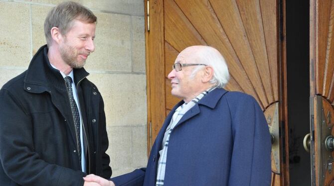 Ein Glücksfall für die Eninger Kirchengemeinde: Pfarrer Johannes Eißler (links) mit Harald Fügen.  FOTO: PR