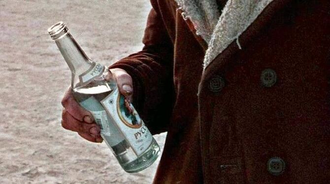 Eine Flasche Wodka in der Hand eines Russen: An den Folgen des Alkoholkonsums sterben in Russland jedes Jahr Hunderttausende