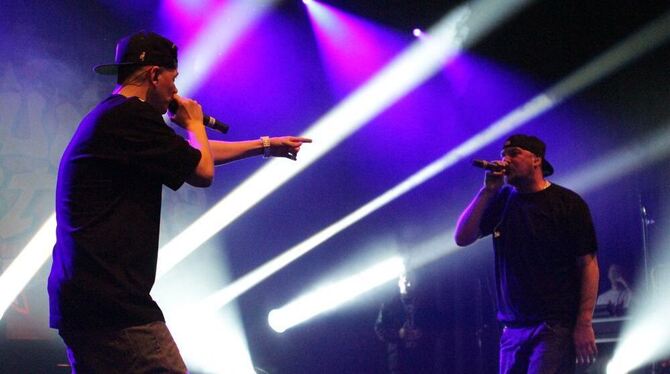 Laas Unltd. (links) ist den ganzen Abend an der Seite des Rapper-Stars Kool Savas (rechts). FOTO: SCHRADE