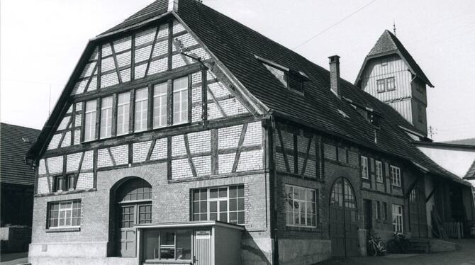 Die alte Kelter an der Friedrichstraße - hier eine Aufnahme aus dem Jahr 1959, noch mit angebautem Steigerturm - hat eine wechse