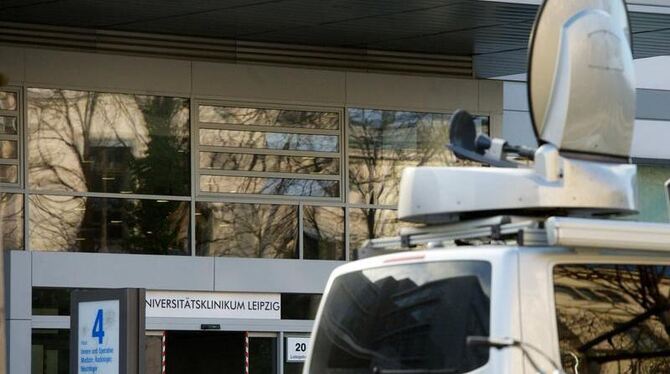 Ein Übertragungswagen des Fernsehens vor dem Eingang des Universitätsklinikums in Leipzig. Foto: Peter Endig