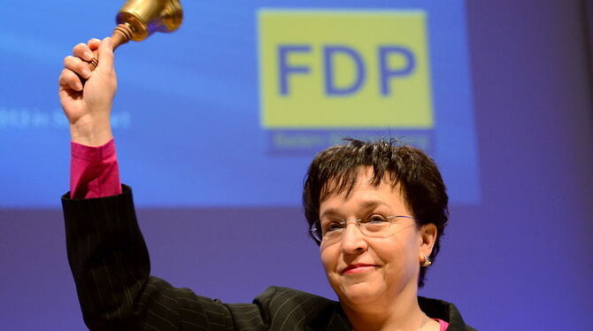 Birgit Homburger, die baden-württembergische Landesvorsitzende der FDP, läutet in der Liederhalle in Stuttgart mit einer Glocke