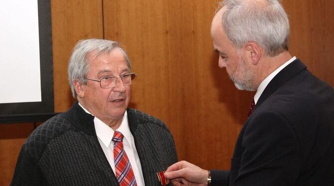 Erich Jud erhielt aus den Händen von Landrat Thomas Reumann das Bundesverdienstkreuz.