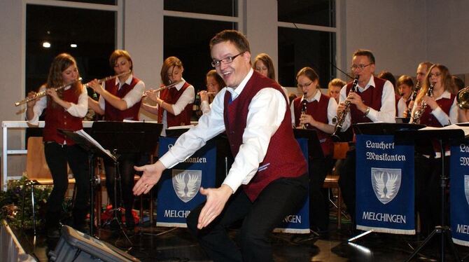 Polka mit Showeinlagen gab es bei der Zugabe in Melchingen.  FOTO: FRÜH