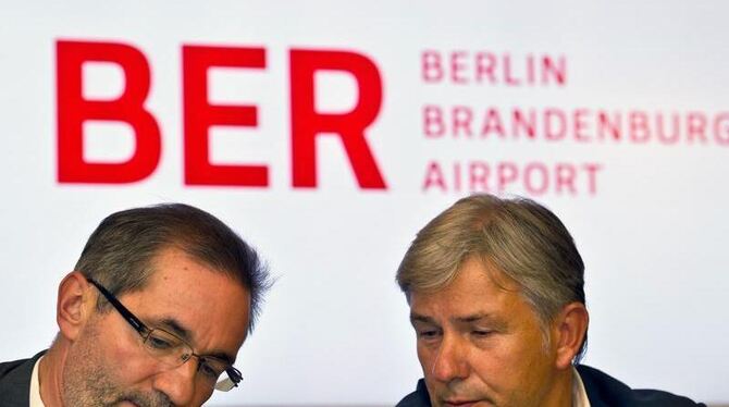 Brandenburgs Regierungschef Platzeck (l) und Berlins Regierender Bürgermeister Wowereit bei einer Pressekonferenz zum Berline