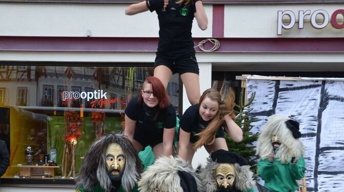 Eine in jeder Hinsicht luftige Angelegenheit: Die Uracher Narren zeigten beim Häs-abstauben auf dem Marktplatz gleich eine Pyramide. FOTO: SANDER