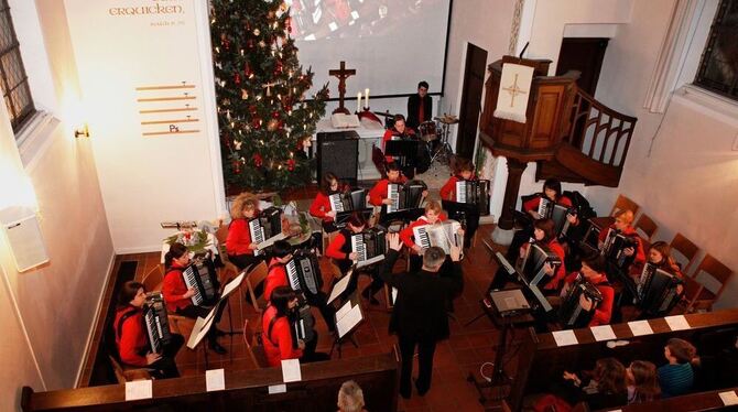 Ein festlicher und familiärer Rahmen für das Benefizkonzert: Der Akkordeon-Club Gomaringen begrüßte das neue Jahr mit seinen Gästen in der evangelischen Pauluskirche Stockach. FOTO: HAMMER