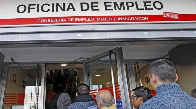 Arbeitslose vor einem Arbeitsamt in Madrid. Foto: JuanJo Martin