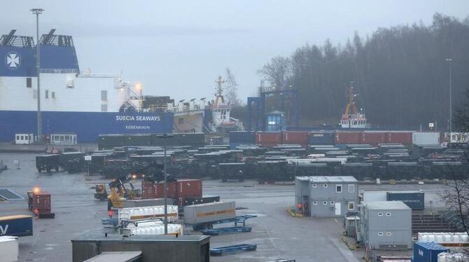 Rund 300 Fahrzeuge und 130 Container mit militärischer Ausrüstung werden auf die gecharterte dänische Fähre »Suecia Seaways«