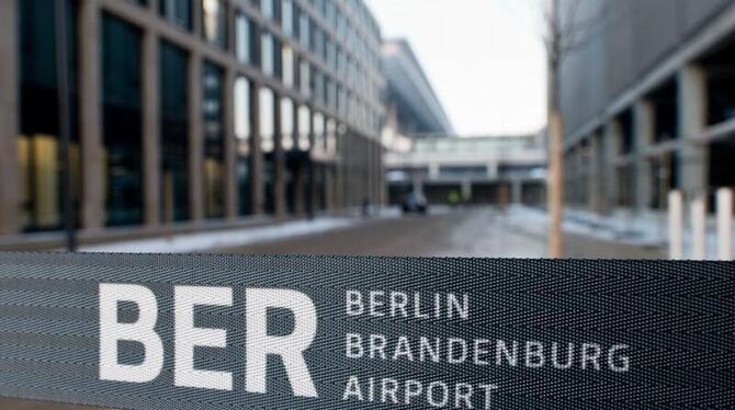 Ein Absperrband vor einem Gebäude am Terminal des neuen Flughafens Berlin Brandenburg Willy Brandt (BER) in Schönefeld bei Be