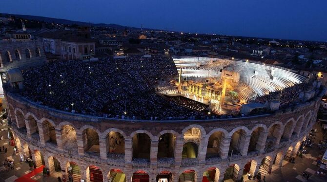 Wo sich einst römische Gladiatoren blutige Kämpfe lieferten, gehen heute die großen Liebesdramen der Opernwelt zu Herzen: Die Arena von Verona aus der Luft fotografiert. FOTO: ENNEVI