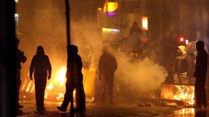 Belfast: pro-britische Demonstranten die Polizei mit Flaschen, Steinen und Golfbällen. Foto: Paul Faith