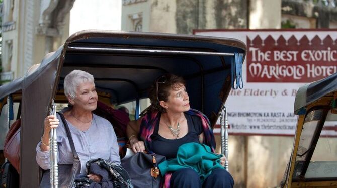 Evelyn (Judi Dench, links) und Madge (Celia Imrie), zwei britische Ladys, wollen in Indien ihr Leben neu ordnen und landen erst mal in einem heruntergekommenen Hotelpalast.FOTO: VERLEIH