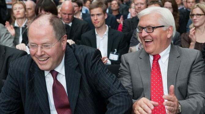 Peer Steinbrück (l) wird von Frank-Walter Steinmeier unterstützt. Foto: Maurizio Gambarini/Archiv