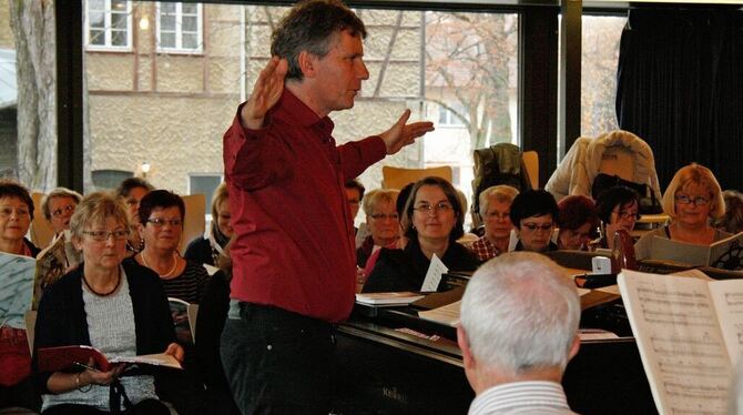 Dirigent Mario Kay Ocker fordert die Sängerinnen und Sänger der Liederkranz-Chöre. Bis zur »Carmina Burana«-Aufführung in zwei Wochen muss alles sitzen.  FOTO: LEIPPERT