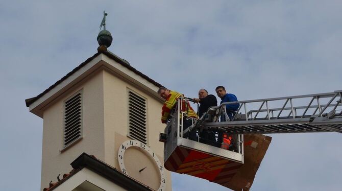 Retter in der Zeitnot: Die Metzinger Feuerwehr leistet Nachbarschaftshilfe. FOTO: SANDER