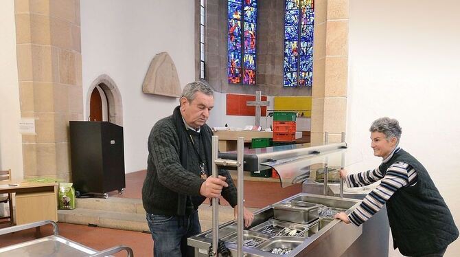 Von der Citykirche zur Vesperkirche: Der Umbau ist in vollem Gang. Irmtraud Stengel und Ewald Rilling packen kräftig mit an, dam