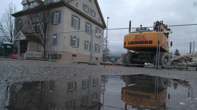 Jetzt noch Pfütze, soll im Juni hier schon ein Biergarten locken: Zwischen der Villa Stuttgarter Straße 34 und dem Bagger ist di