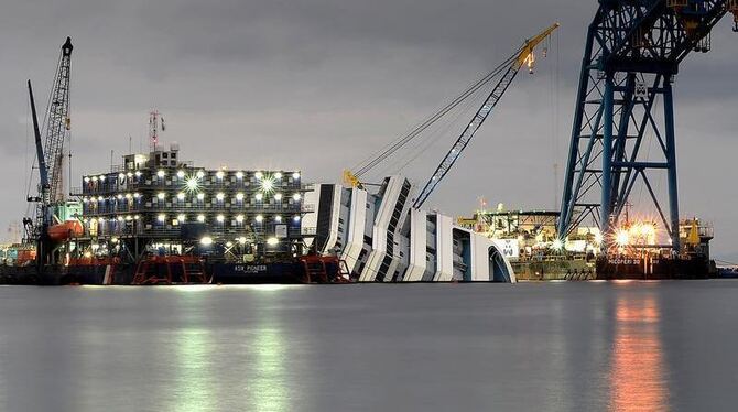 Vor einem Jahr ist das Kreuzfahrtschiff »Costa Concordia« gekentert, nachdem es der Kapitän zu nahe an die Küste gesteuert un