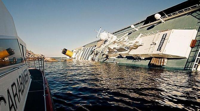 Vor einem Jahr kenterte die »Costa Concordia« vor der italienischen Insel Giglio. Foto: EPA/Italian Coast Guard