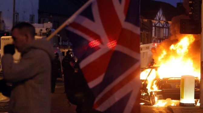 Bei den Krawallen in Belfast wurden viele Menschen, darunter auch einige Polizisten, verletzt. FOTO: DPA