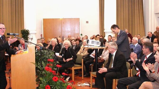 FWV-Vorsitzender Hans Hubert Krämer begrüßte im Spitalhofsaal rund 200 Gäste, darunter Bürgermeister und Mitglieder verschiedene