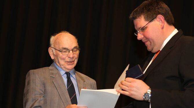 Metzingens OB Dr. Ulrich Fiedler verlieh Walter Euchner 2013 die Bürgermedaille.