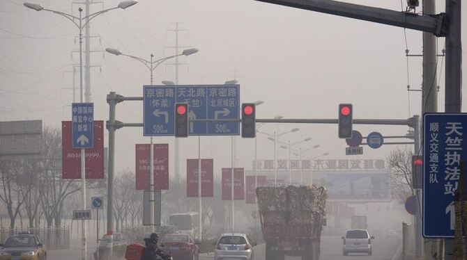 Immer mehr Pekinger werden wegen der Luftbelastung krank. Foto: Adrian Bradshaw  