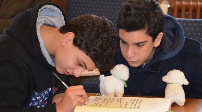 Paolo und Vincenzo aus Monopoli beim Eintrag ins Goldene Buch der Stadt Bad Urach.