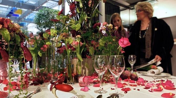 Stimmungsvoll-üppige Blumendeko rund um die Rose macht Lust auf die auf der festlichen Hochzeitstafel. FOTO: HAMMER