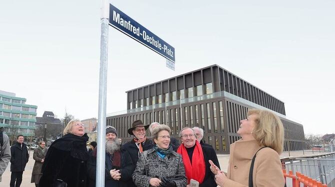 Baubürgermeisterin Ulrike Hotz (links), Barbara Bosch und Gisela Oechsle vorm enthüllten Schild.  FOTO: TRINKHAUS