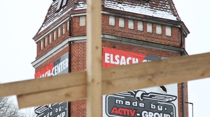 Wie vernagelt: Das Elsach-Center in Bad Urach hinkt nicht nur extrem dem Zeitplan hinterher, jetzt haben auch noch zwei Uracher