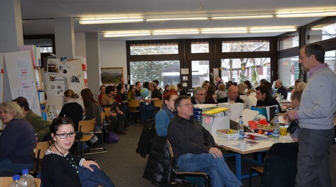 Für 35 Pädagogen war das Lehrerzimmer der Wilhelm-Hauff-Realschule einst geplant worden. Heute drängen sich bei Konferenzen bis zu 78 Personen darin. 	GEA-FOTO: SCHÖBEL