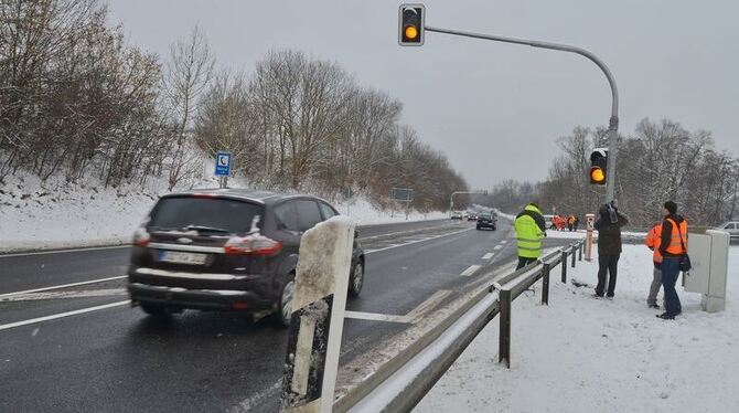 Macht Reutlingens Nordraumbewohnern das Autofahrer-Leben leichter: die heute in Betrieb genommene Lückenampel auf der B 464 (Zub