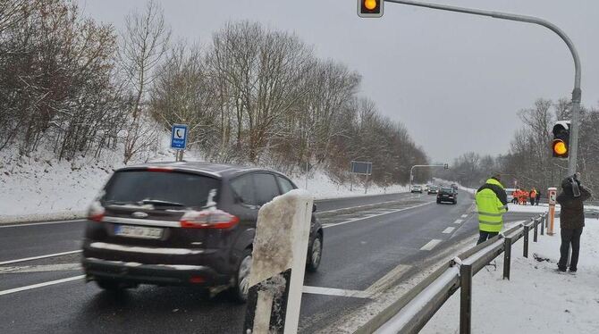 Macht Nordraumbewohnern das Autofahrer-Leben leichter: die neu installierte Lückenampel auf der B 464. GEA-FOTO: PACHER