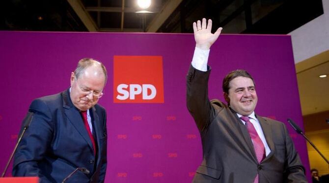 Peer Steinbrück (l) und Sigmar Gabriel sprechen nach den ersten Hochrechnungen in Niedersachsen zu den Parteianhängern. Foto: