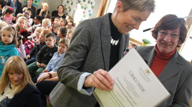 Carola Rummel vom Verbraucherministerium (rechts) übergab das Zertifikat an KiFaZ-Leiterin Christine Lutz.  FOTO: LEISTER