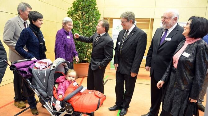 Alt und Jung beim Neujahrsempfang: Dekan Michael Scheiberg, von rechts, Pastor Christoph Klaiber und Bürgermeister Mike Münzing