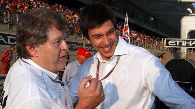 Toto Wolff folgt bei Mercedes auf Norbert Haug (l). Foto: Jens Buettner