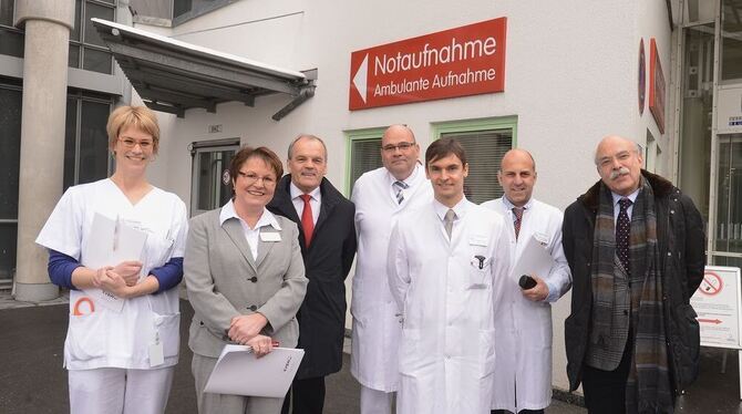 Initiator Dr. Udo-Frank Gundel (ganz rechts) vor der bestehenden ambulanten Notaufnahme des Klinikums am Steinenberg mit (von li